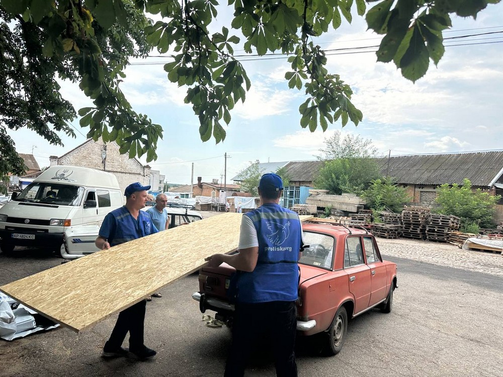 Живуть без світла, зв’язку і транспортного сполучення під звуки вибухів: на НІкопольщині «Проліска» допомогла мешканцям двох сіл