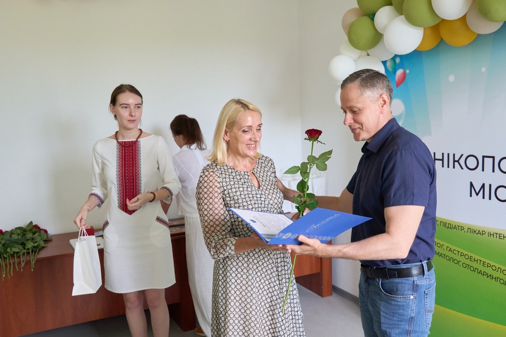 Медпрацівників Нікополя привітали напередодні професійного свята: фото
