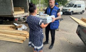 Живуть без світла, зв’язку і транспортного сполучення, під звуки вибухів: на Нікопольщині «Проліска» допомогла мешканцям двох сіл
