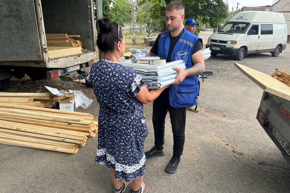 Живуть без світла, зв’язку і транспортного сполучення, під звуки вибухів: на Нікопольщині «Проліска» допомогла мешканцям двох сіл