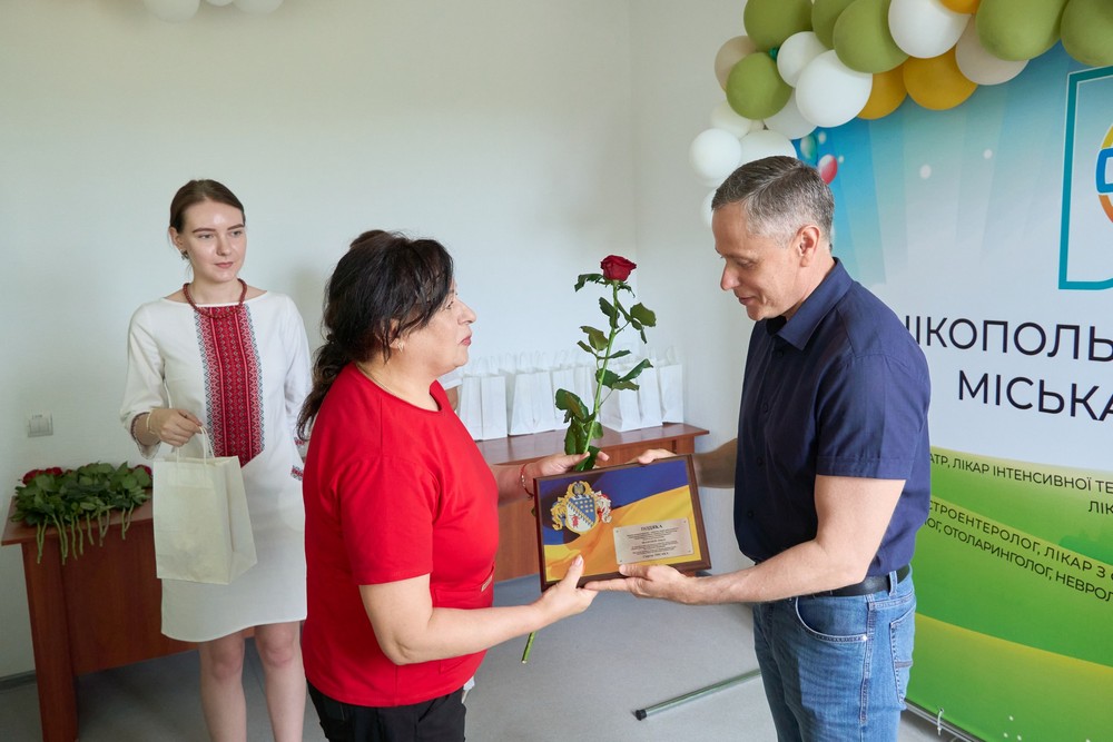 Медпрацівників Нікополя привітали напередодні професійного свята: фото