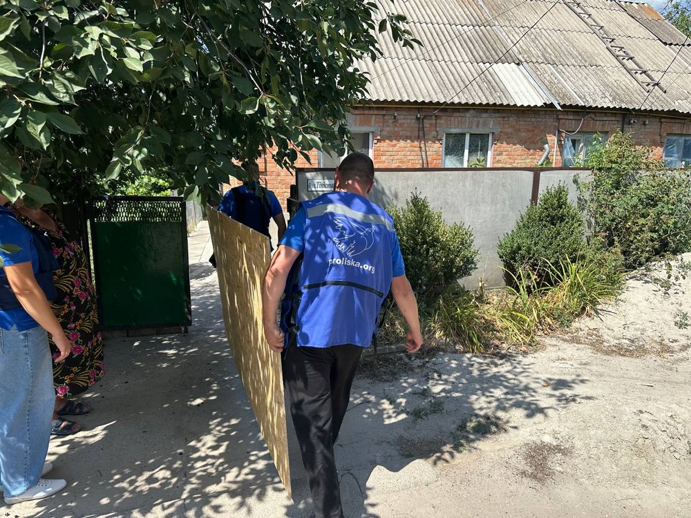 У Нікополі вагітна жінка з 6-річним сином потрапили під обстріл: «Проліска» надала допомогу людям