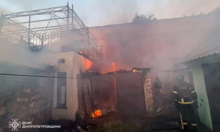 У Нікополі ворог скинув боєприпас з БпЛА на домоволодіння: сталася пожежа