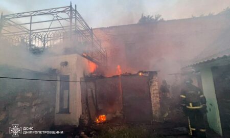 У Нікополі ворог скинув боєприпас з БпЛА на домоволодіння: сталася пожежа