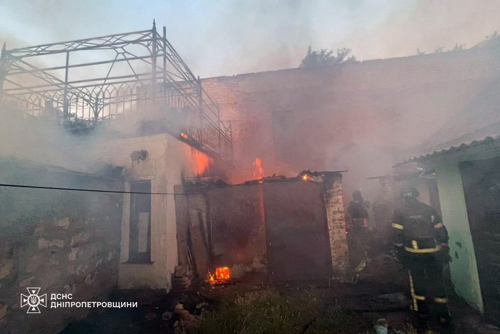 У Нікополі ворог скинув боєприпас з БпЛА на домоволодіння: сталася пожежа 1 У Нікополі ворог скинув боєприпас з БпЛА на домоволодіння: сталася пожежа