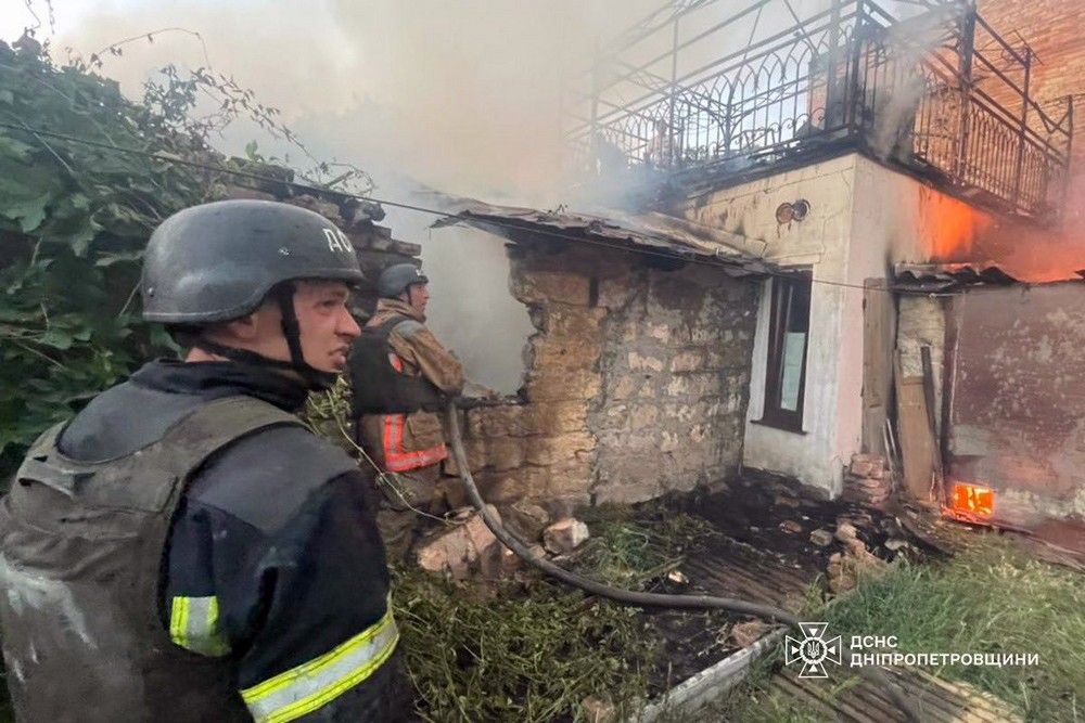 У Нікополі ворог скинув БпЛА на домоволодіння: сталася пожежа