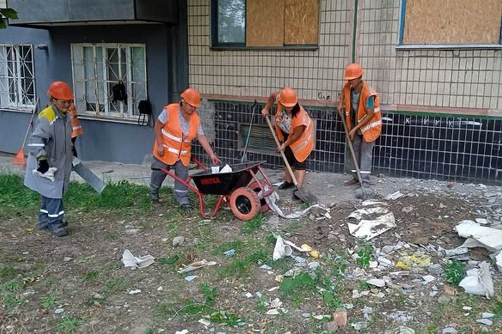 У Нікополі показали, як усувають наслідки обстрілів: фото