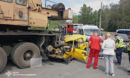 ВАЗ зіткнувся з автокраном: смертельна ДТП у Кривому Розі