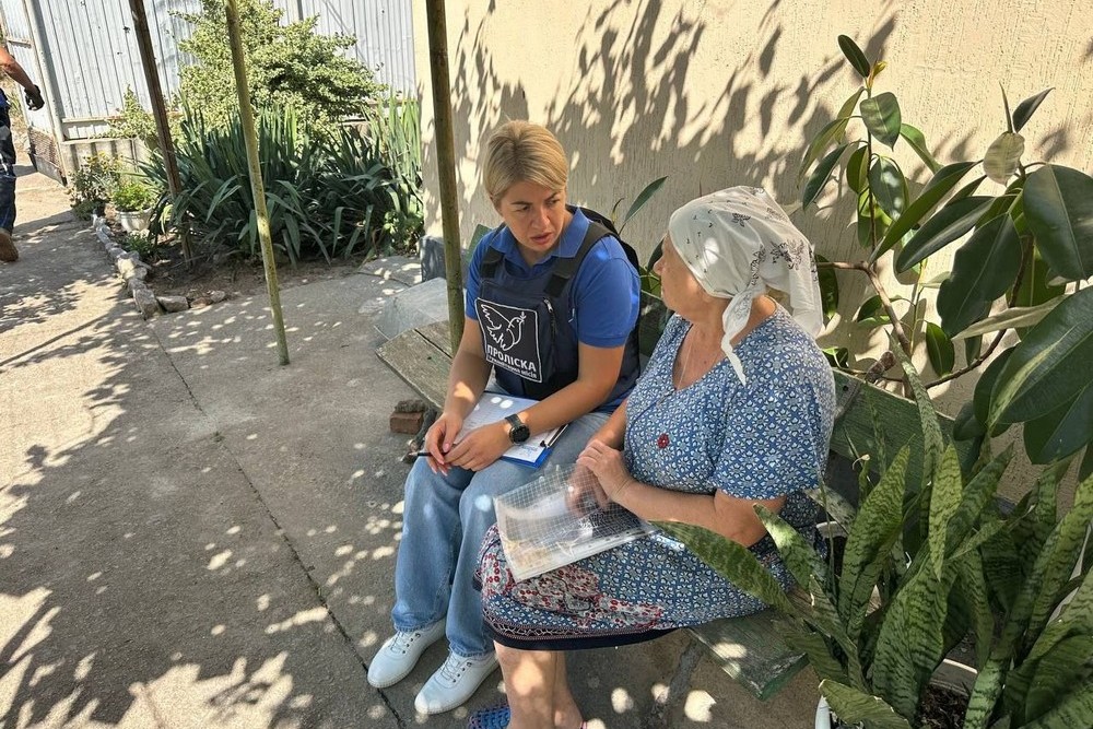 Не витримавши на чужині, повернулися до Нікополя, а вдома потрапили під дронову атаку – «Проліска» допомогла літній парі (фото)