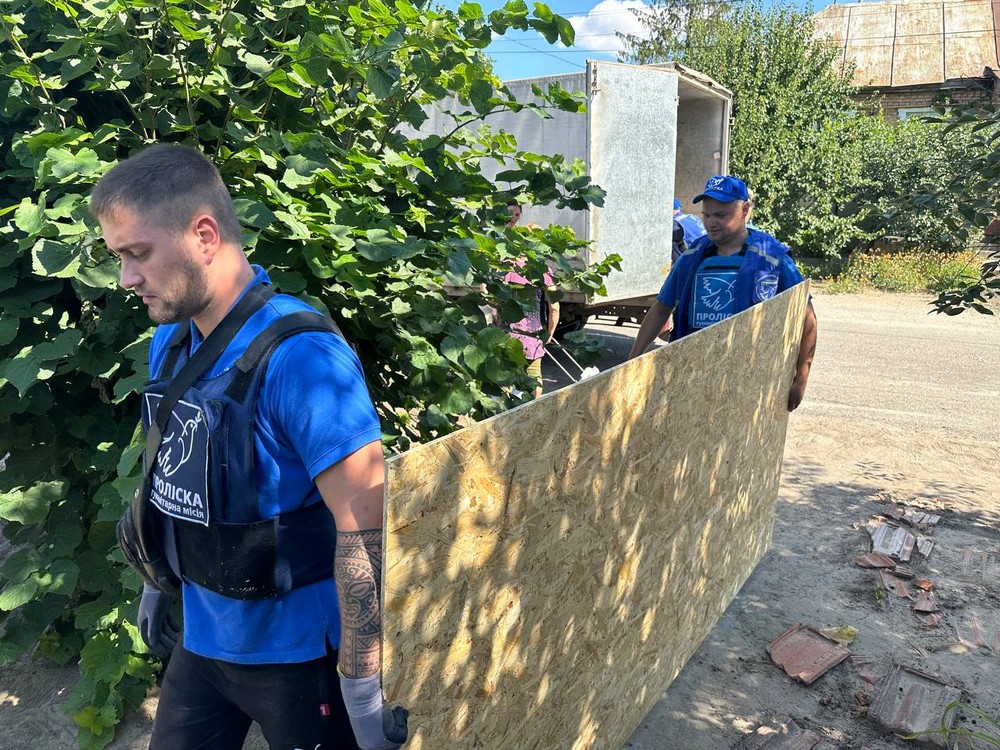 Не витримавши на чужині, повернулися до Нікополя, а вдома потрапили під дронову атаку – «Проліска» допомогла літній парі (фото)