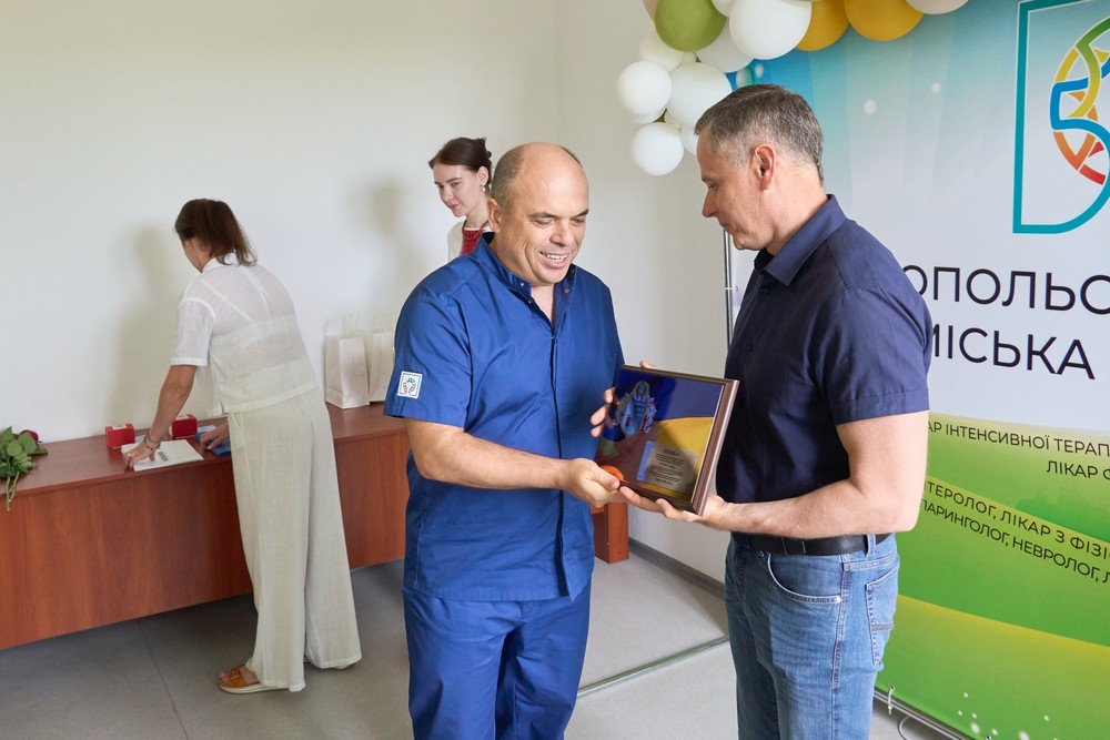 Медпрацівників Нікополя привітали напередодні професійного свята: фото