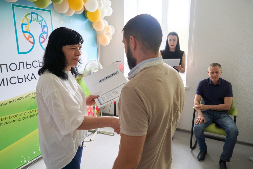 Медпрацівників Нікополя привітали напередодні професійного свята: фото