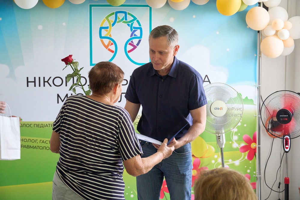 Медпрацівників Нікополя привітали напередодні професійного свята: фото