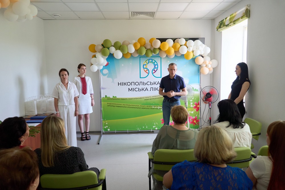 Медпрацівників Нікополя привітали напередодні професійного свята: фото