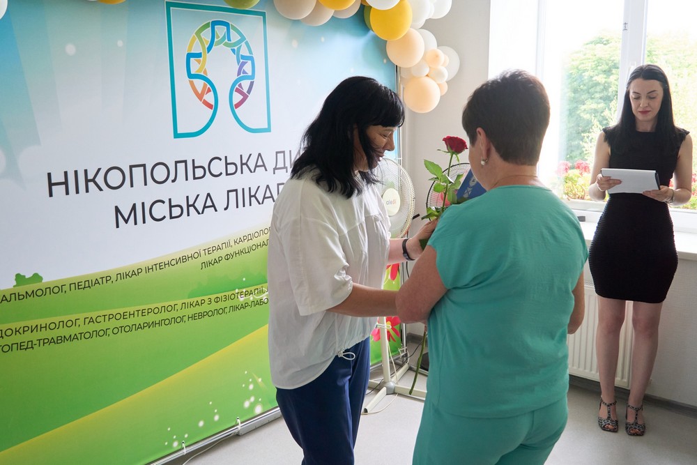 Медпрацівників Нікополя привітали напередодні професійного свята: фото