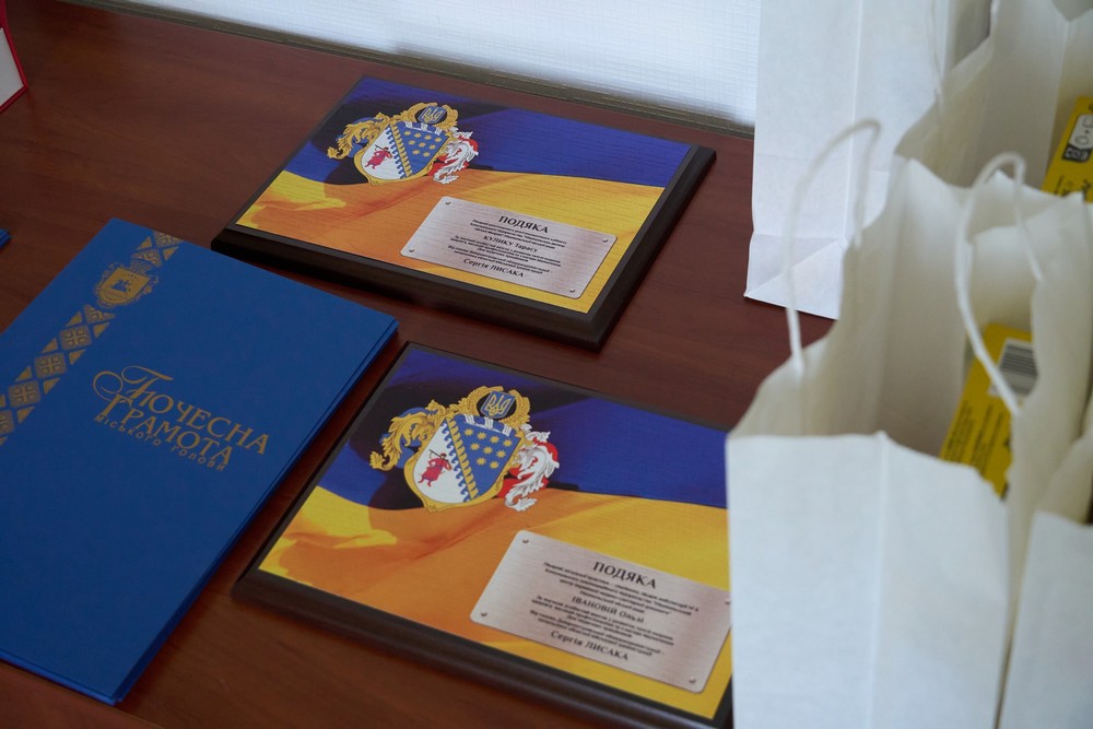 Медпрацівників Нікополя привітали напередодні професійного свята: фото