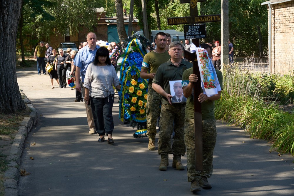 Нікополь сьогодні провів в останню путь Героя: фото