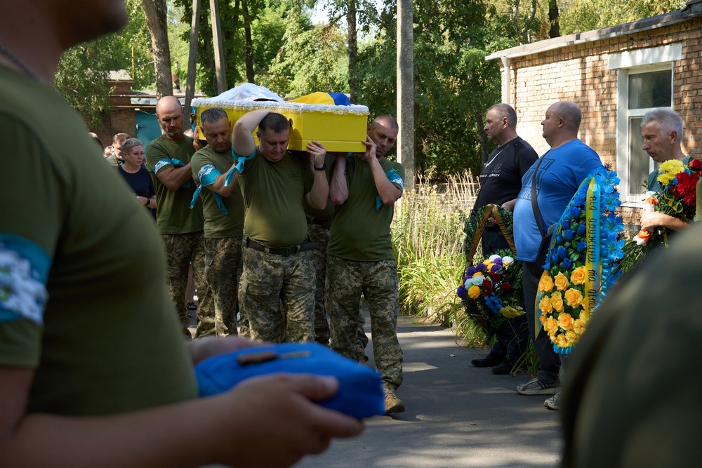 Нікополь сьогодні провів в останню путь Героя: фото