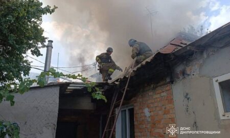 У Нікополі сьогодні FPV-дрон влучив у будинок: сталася пожежа на площі 150 кв.м. (фото)