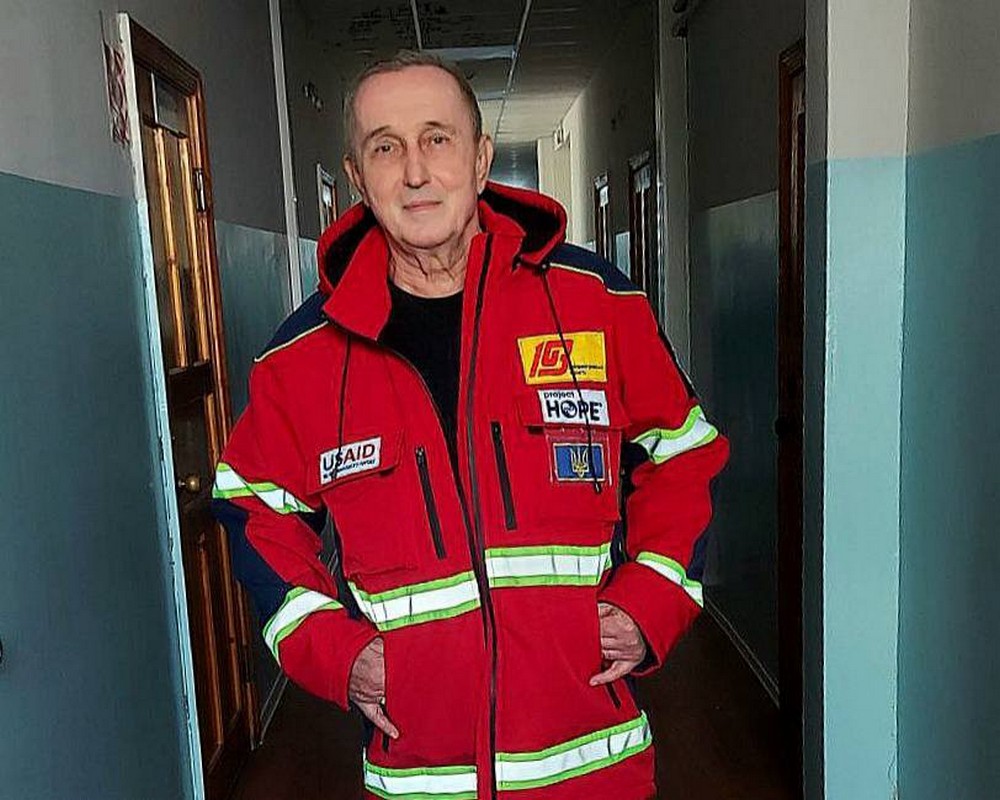 «Дзижчить дрон над головою — а не страшно»: парамедик з Нікопольської ЕМД майже 50 років рятує людей і не міг уявити, що доведеться працювати в умовах війни