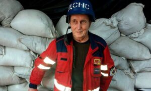 «Дзижчить дрон над головою — а не страшно»: парамедик з Нікопольської ЕМД майже 50 років рятує людей і не міг уявити, що доведеться працювати в умовах війни