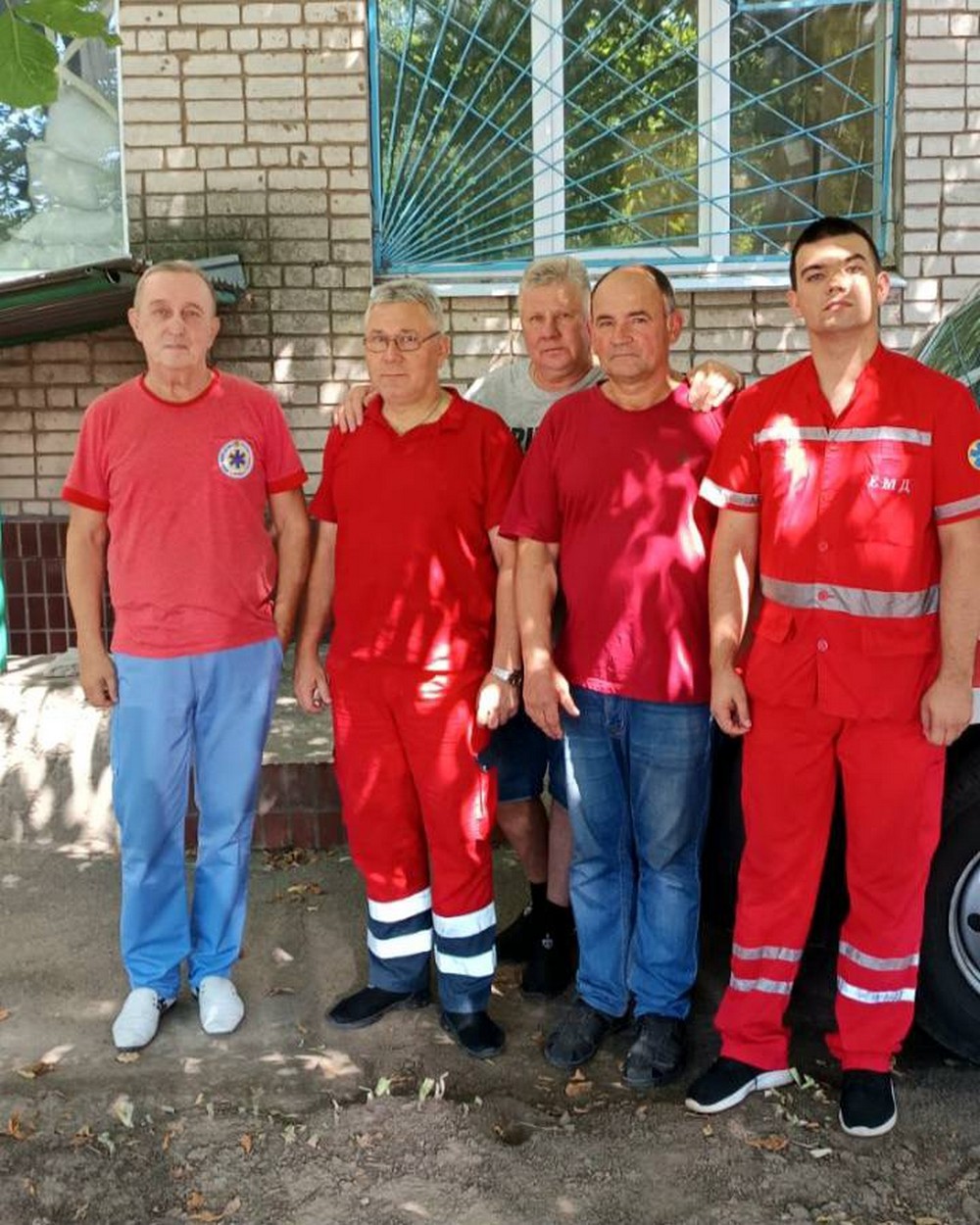 «Дзижчить дрон над головою — а не страшно»: парамедик з Нікопольської ЕМД майже 50 років рятує людей і не міг уявити, що доведеться працювати в умовах війни