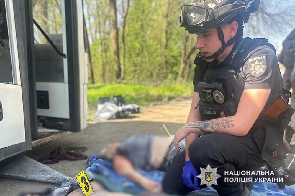 «Найважче було відповідати на дзвінки рідних тих, хто вже ніколи не підніме слухавку»: поліція Нікопольщини три роки працює під обстрілами (фото, відео)