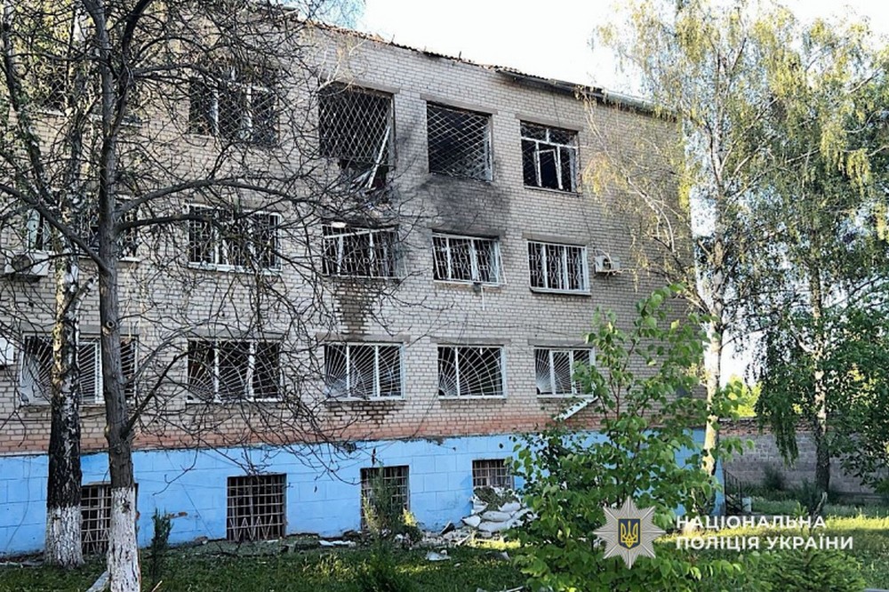 «Найважче було відповідати на дзвінки рідних тих, хто вже ніколи не підніме слухавку»: поліція Нікопольщини три роки працює під обстрілами (фото, відео)