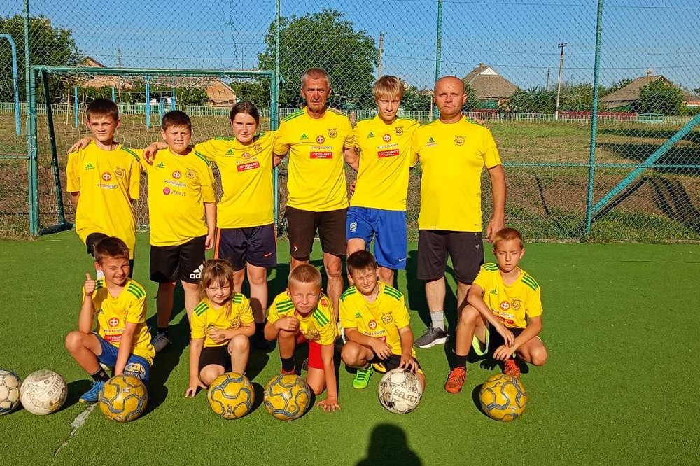 Дитячі футбольні команди з Нікопольщини отримали форму з Фінляндії