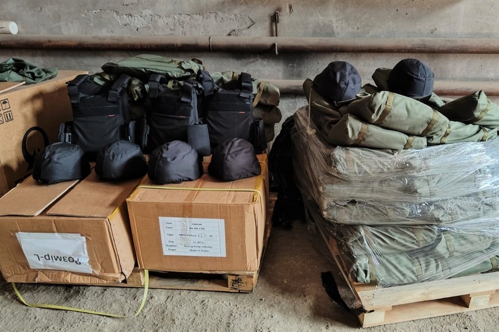 Комунальники Нікополя отримали бронежилети і шоломи від благодійників
