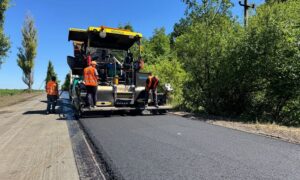 На Нікопольщині та  в області триває ремонт прифронтових доріг державного значення (фото)