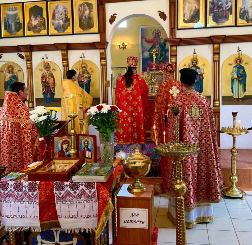 Обласний благочинний подарував священицький срібний хрест священнику з Кривого Рога