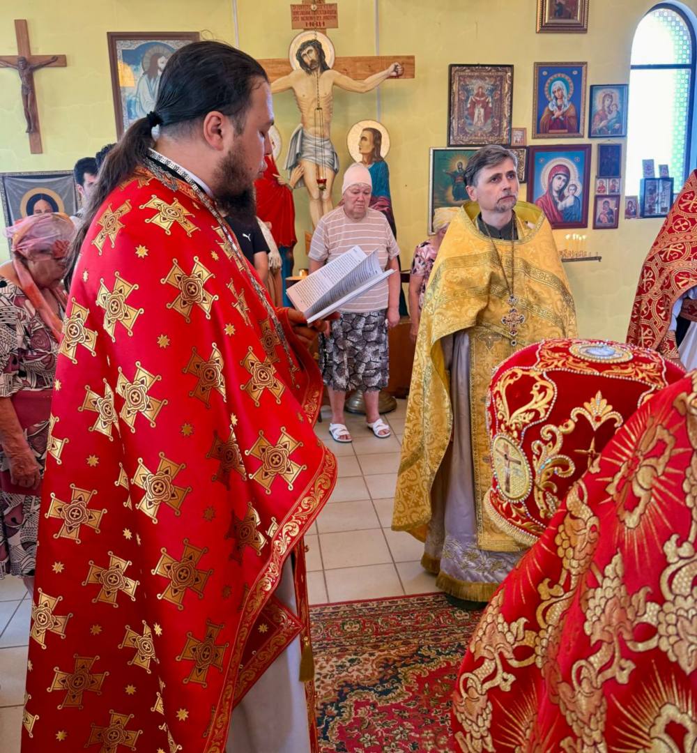 Обласний благочинний подарував священицький срібний хрест священнику з Кривого Рога 10