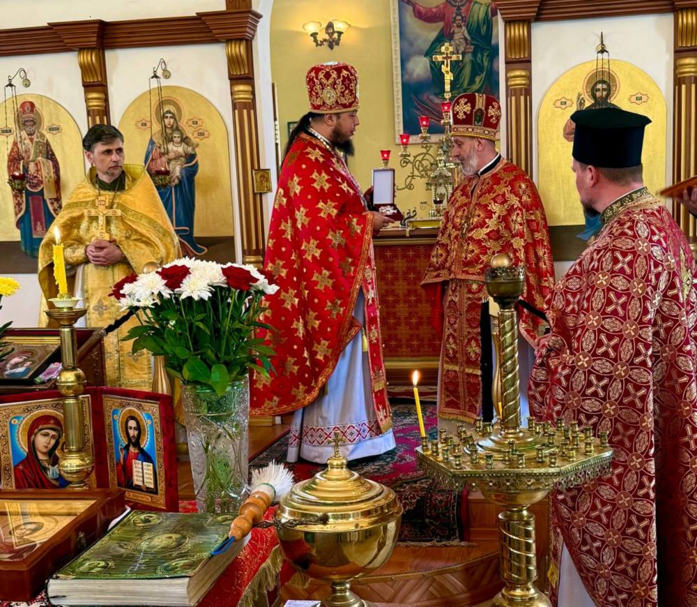 Обласний благочинний подарував священицький срібний хрест священнику з Кривого Рога 5