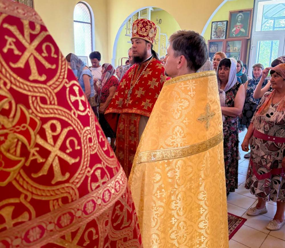 Обласний благочинний подарував священицький срібний хрест священнику з Кривого Рога 7