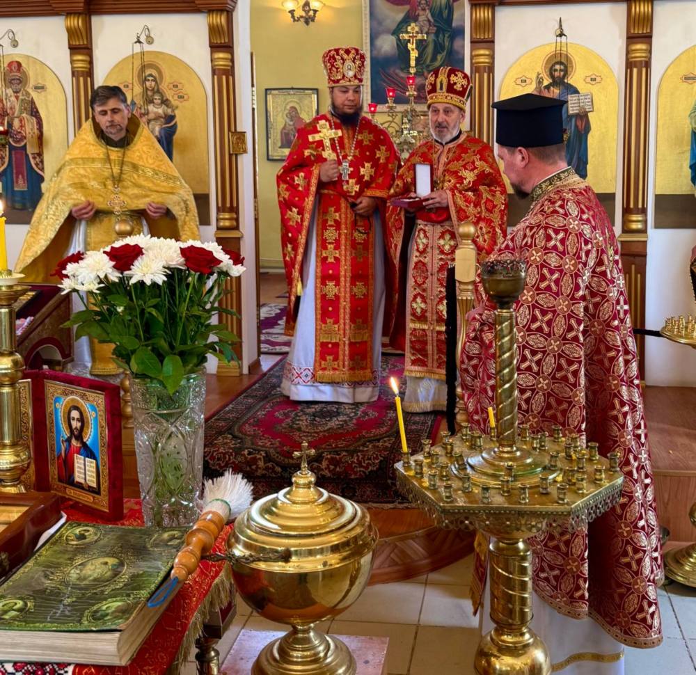 Обласний благочинний подарував священицький срібний хрест священнику з Кривого Рога 9