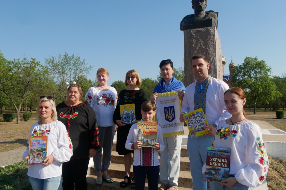 У Покрові сьогодні відзначили День української державності: фото