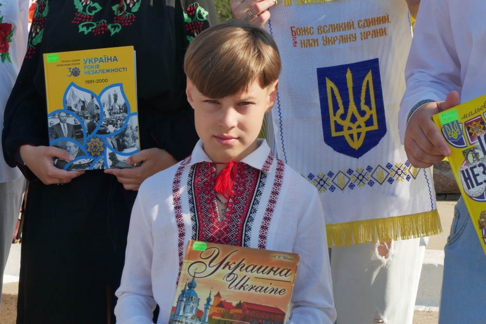 У Покрові сьогодні відзначили День української державності: фото