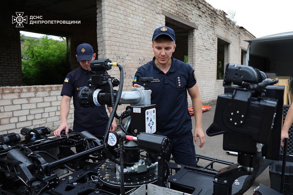 Рятувальники Дніпропетровщини отримали безпілотний наземний роботизований комплекс Colossus ( 6