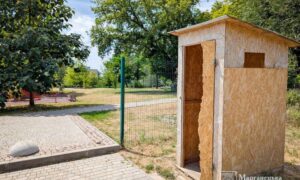 У парку Марганця невідомі пошкодили громадський туалет (фото) 3