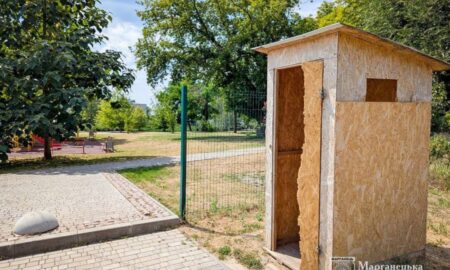 У парку Марганця невідомі пошкодили громадський туалет (фото) 3