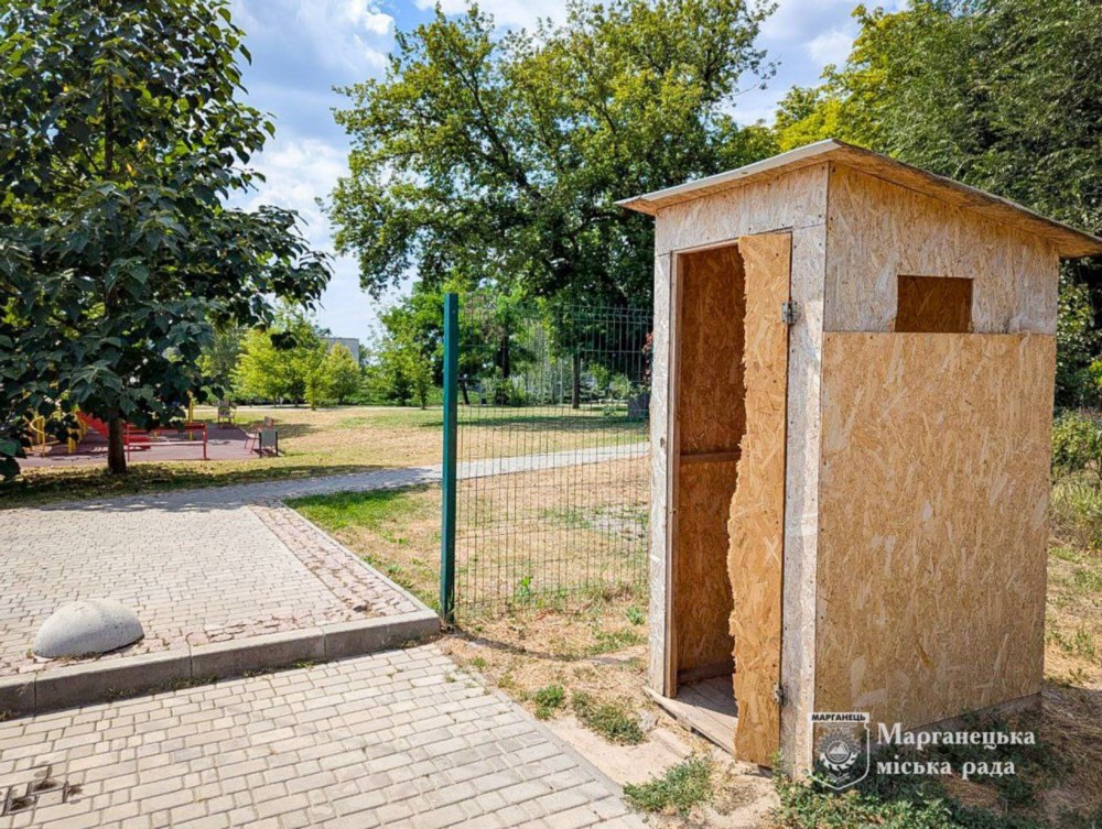 У парку Марганця невідомі пошкодили громадський туалет (фото) 3