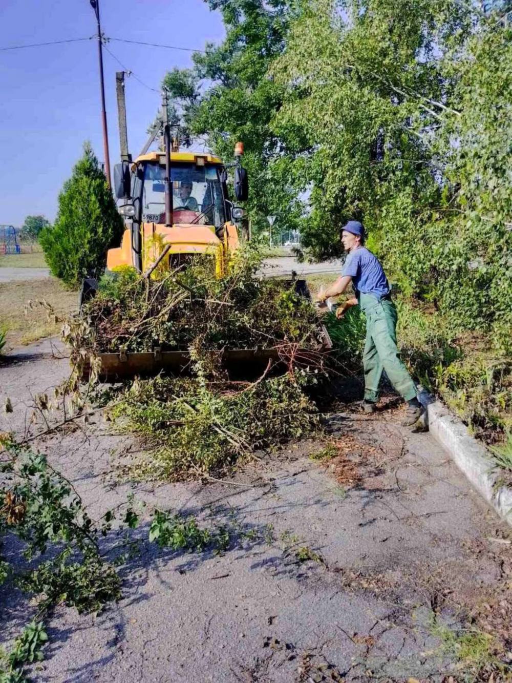 У селі біля Нікополя комунальники провели роботи з благоустрою території (фото)