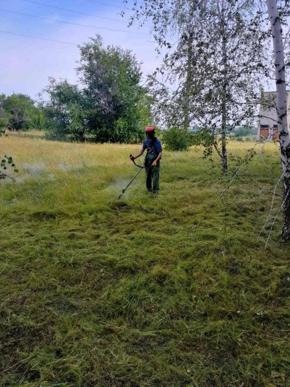 У селі біля Нікополя комунальники провели роботи з благоустрою території (фото) 3