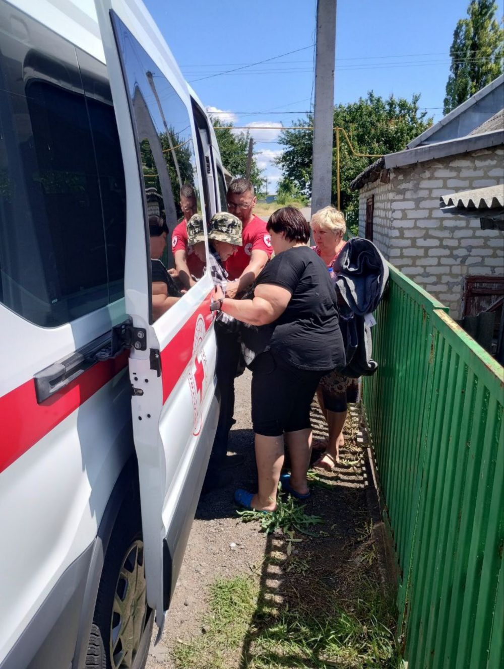 Загін швидкого реагування Нікополя евакуював родину з їх улюбленцями до більш безпечного місця 2