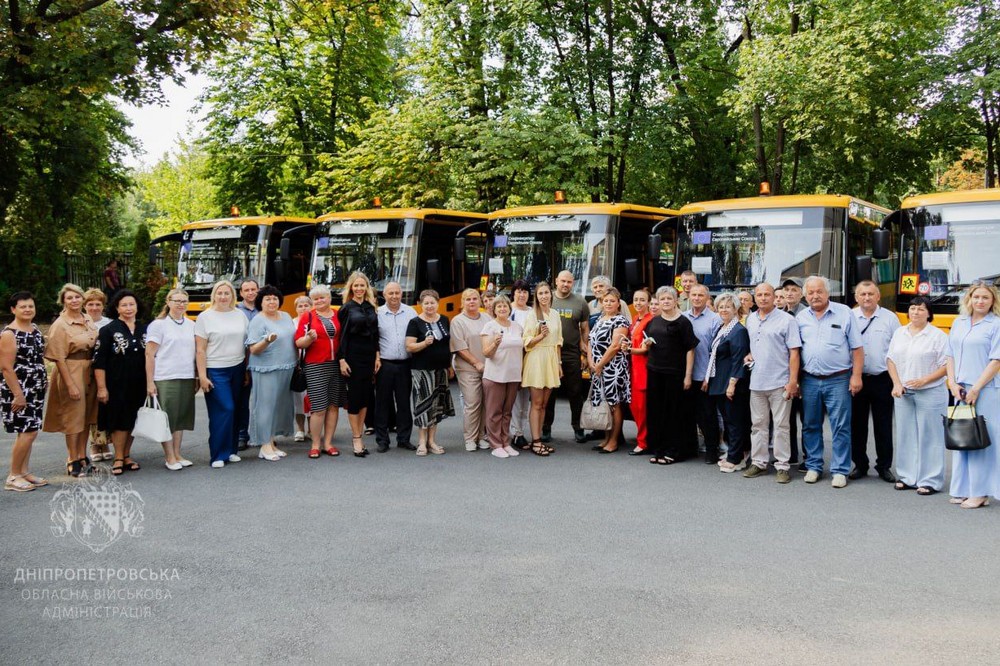 Заклади Дніпропетровщини отримали ще 10 шкільних автобусів (фото)