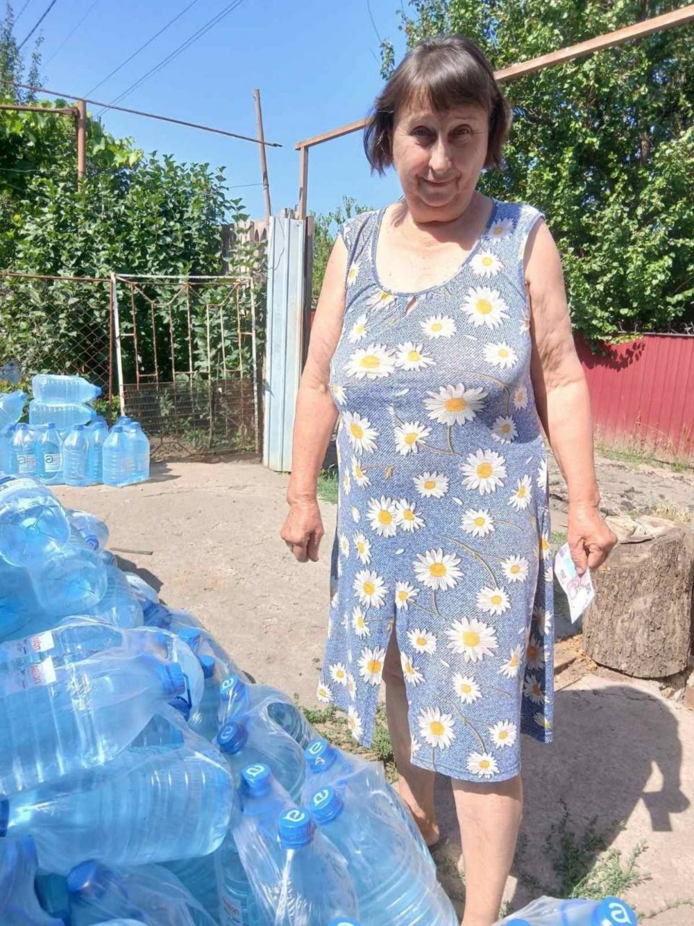  Жителям Марганецької громади видали понад 2 000 пляшок води (фото) 6