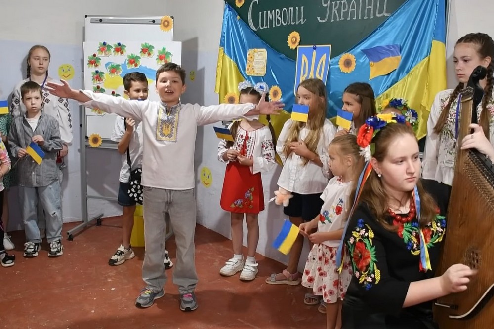 «І яка б важка не була ніч у Нікополі, і які б тортури не підготував день, тут діти посміхаються» - як проходять канікули в безпечних освітніх просторах