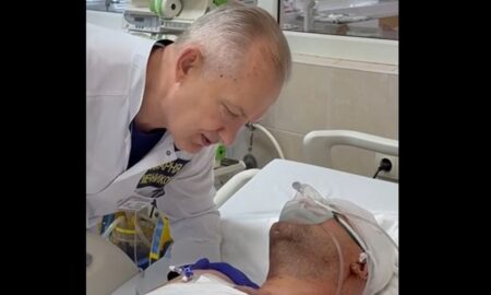 У Дніпрі рятують важко пораненого залізничника. Уся бригада загинула внаслідок ворожого удару. Вижив він один. Йому пощастило. Лікарі витягнули його практично з «того світу». Але як же боляче дізнаватися про смерть друзів…