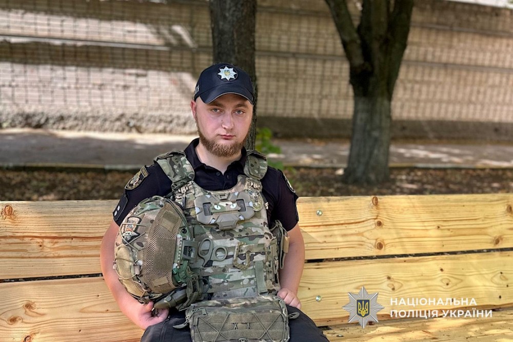 «Найважче було відповідати на дзвінки рідних тих, хто вже ніколи не підніме слухавку»: поліція Нікопольщини три роки працює під обстрілами (фото, відео)